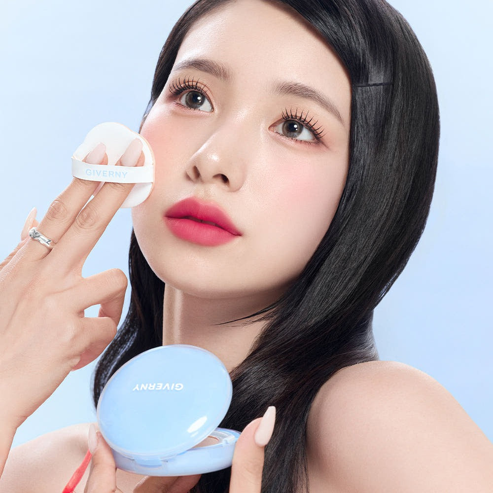 GIVERNY Cloud Mesh Cushion 15gX2 (Main Product + Refill) (SPF 40, PA++) par GIVERNY, femme l’applique sur fond bleu