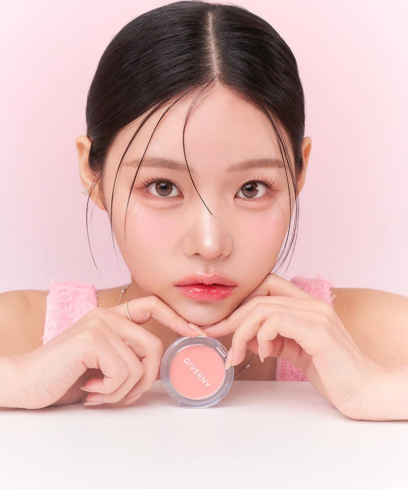 GIVERNY Dewy Gel Glow Blusher 2.7g, photo produit sur fond rose, modèle maquillage aux joues rosées, marque GIVERNY