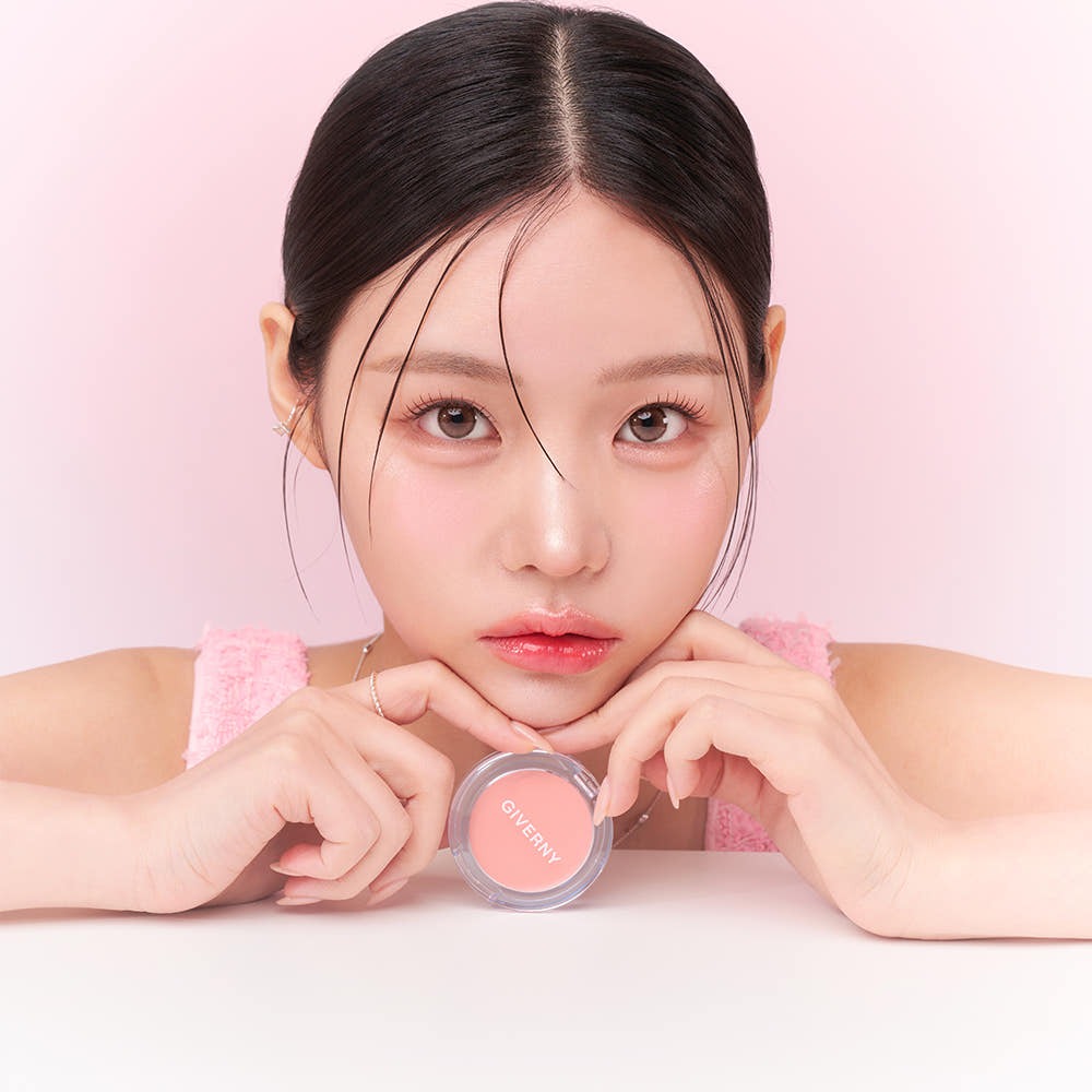 GIVERNY Dewy Gel Glow Blusher 2.7g, photo produit sur fond rose, modèle maquillage aux joues rosées, marque GIVERNY