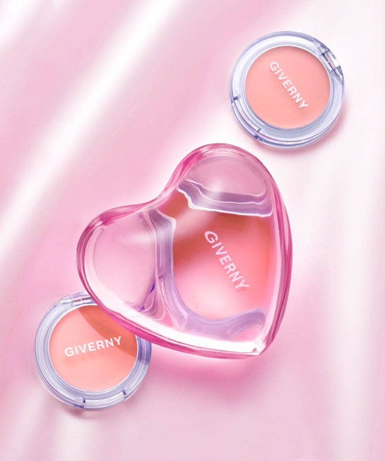 GIVERNY Dewy Gel Glow Blusher 2.7g de GIVERNY, visuel rose cœur sur fond rose pastel, pot ouvert et texture