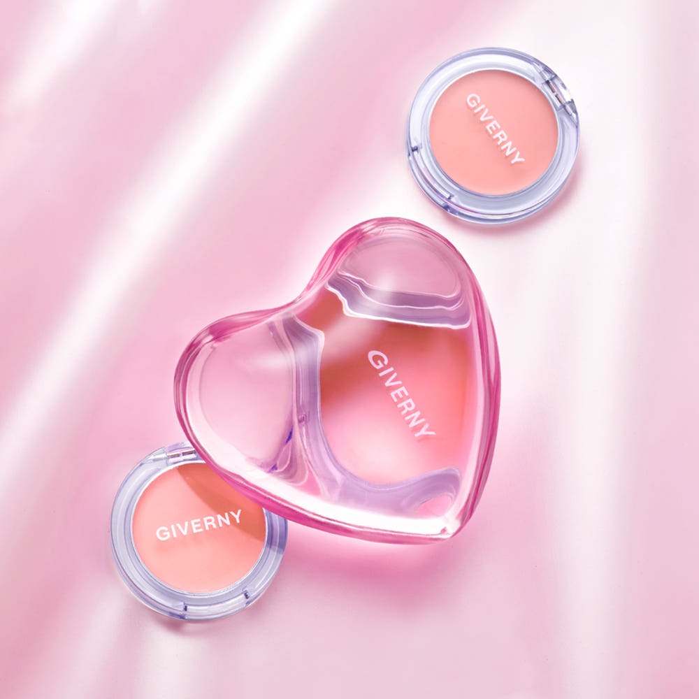 GIVERNY Dewy Gel Glow Blusher 2.7g de GIVERNY, visuel rose cœur sur fond rose pastel, pot ouvert et texture