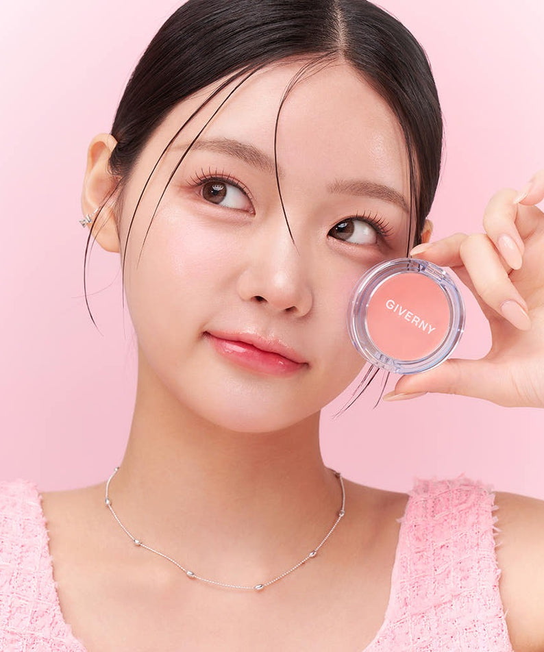 GIVERNY Dewy Gel Glow Blusher 2.7g de la marque GIVERNY sur fond rose, application en flacon et visage maquillé