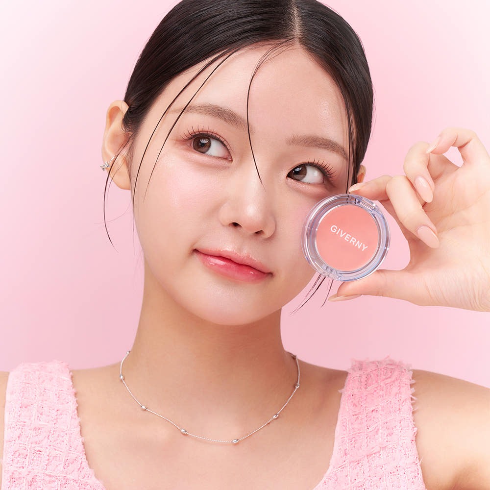 GIVERNY Dewy Gel Glow Blusher 2.7g de la marque GIVERNY sur fond rose, application en flacon et visage maquillé