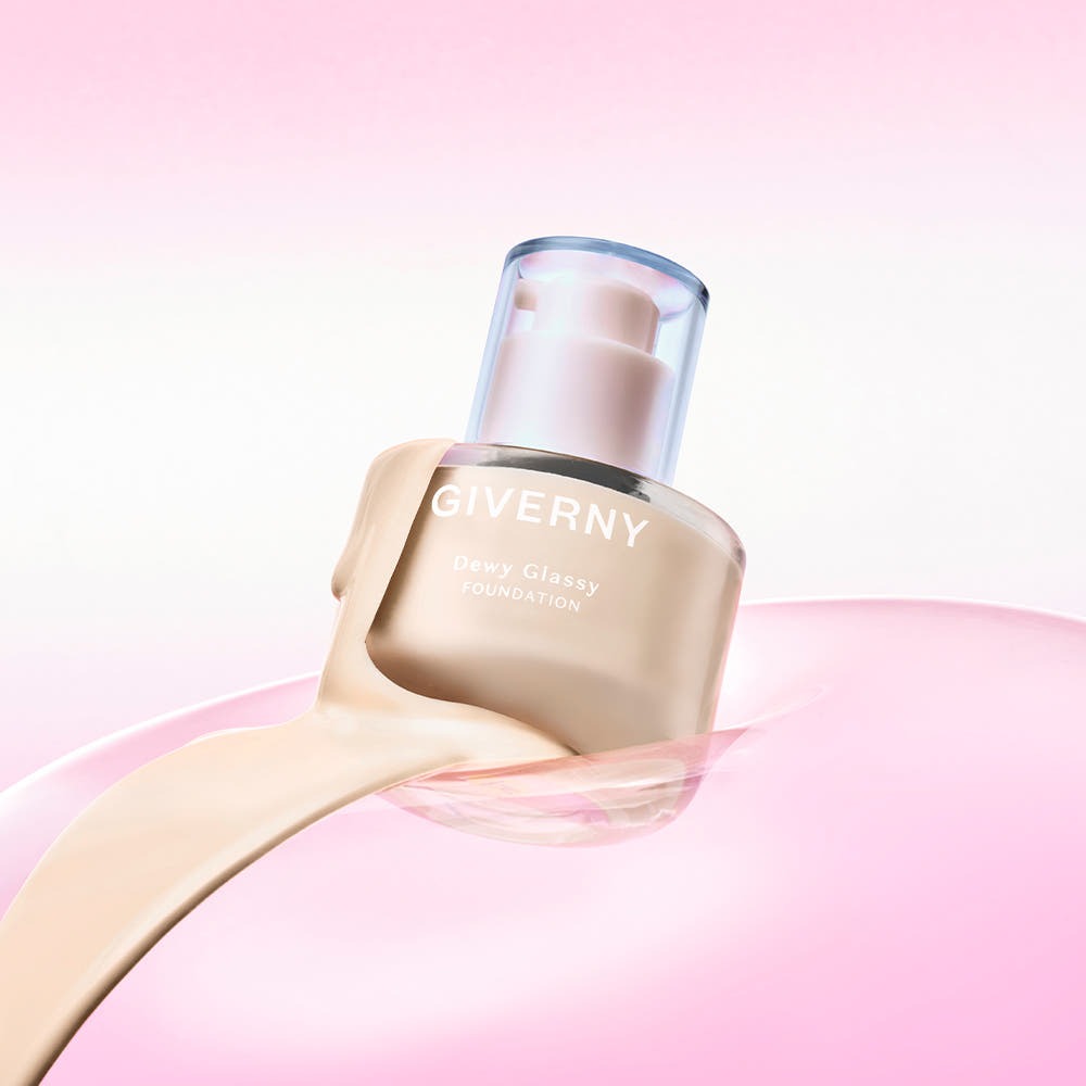 Décris l'image en français: GIVERNY Dewy Glassy Foundation 30ml (SPF38, PA++), flacon sur fond rose pastel.