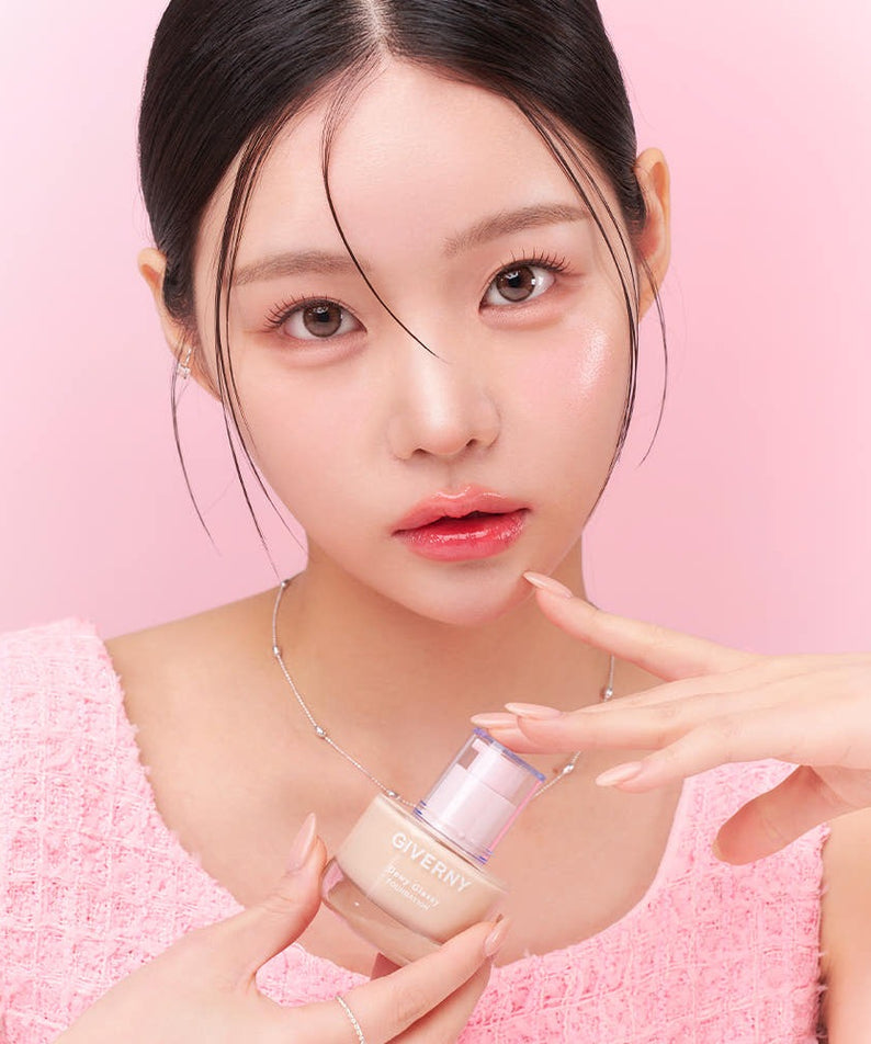 Décris l’image en français : GIVERNY Dewy Glassy Foundation 30ml (SPF38, PA++) de la marque GIVERNY, maquillage dégy, fond rose.