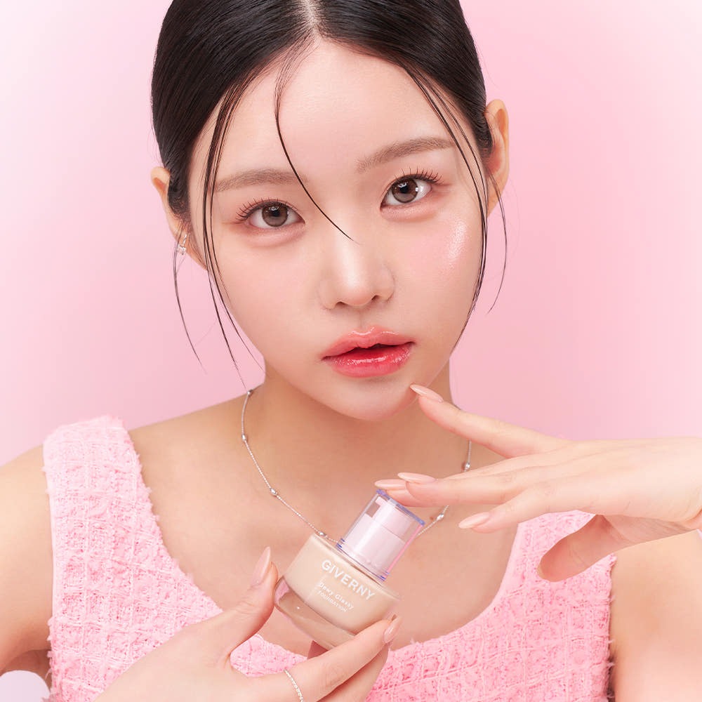 Décris l’image en français : GIVERNY Dewy Glassy Foundation 30ml (SPF38, PA++) de la marque GIVERNY, maquillage dégy, fond rose.