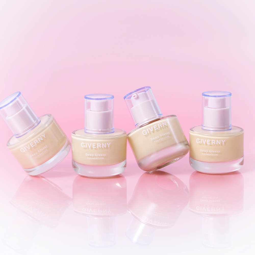 Décris l'image en français: GIVERNY Dewy Glassy Foundation 30ml (SPF38, PA++), flacons sur fond rose pastel.