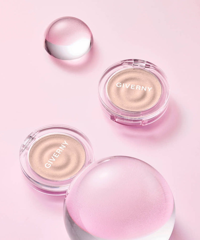 GIVERNY Dewy Voluming Highlighter 3g de la marque GIVERNY, produit maquillage sur fond rose, vue en gros plan.