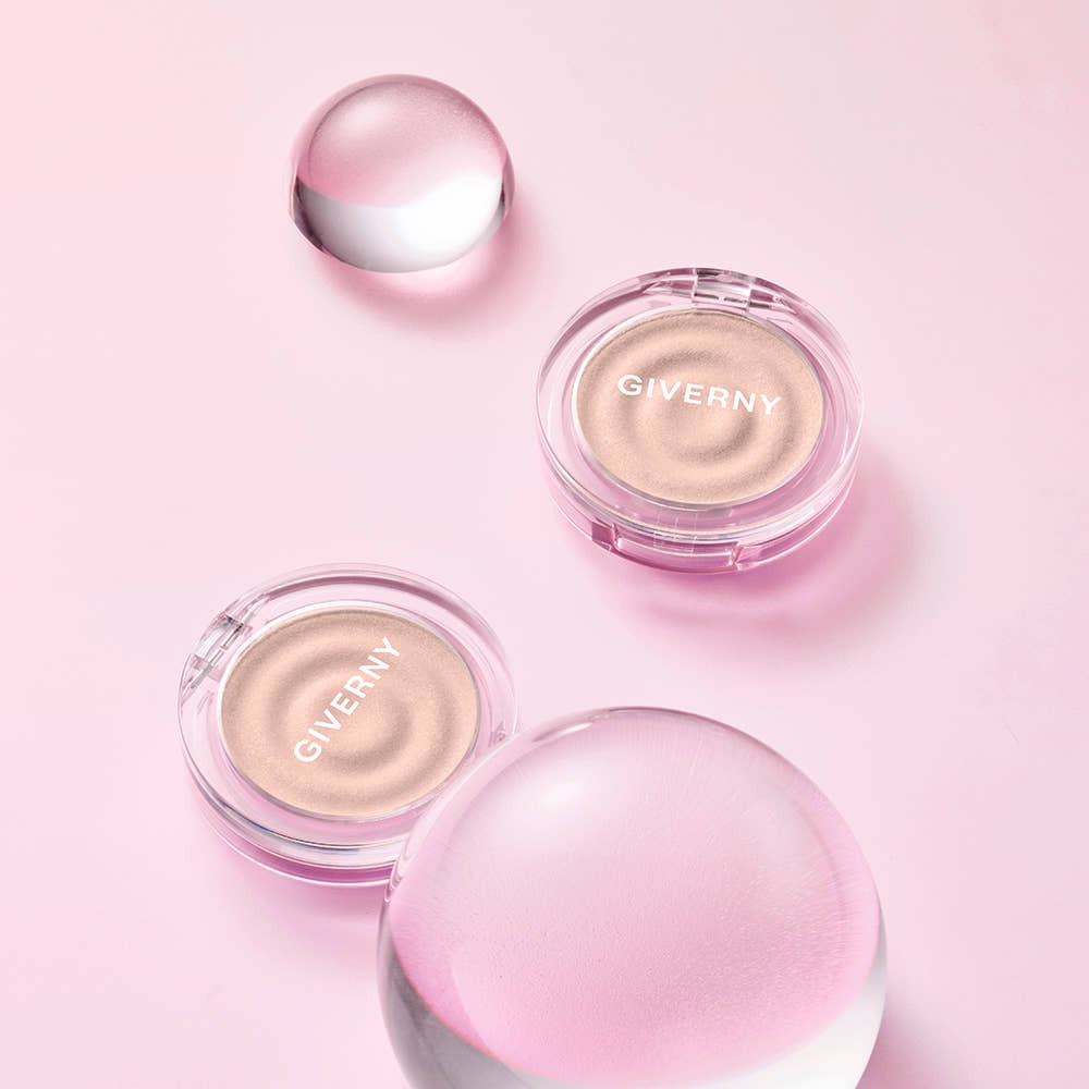 GIVERNY Dewy Voluming Highlighter 3g de la marque GIVERNY, produit maquillage sur fond rose, vue en gros plan.