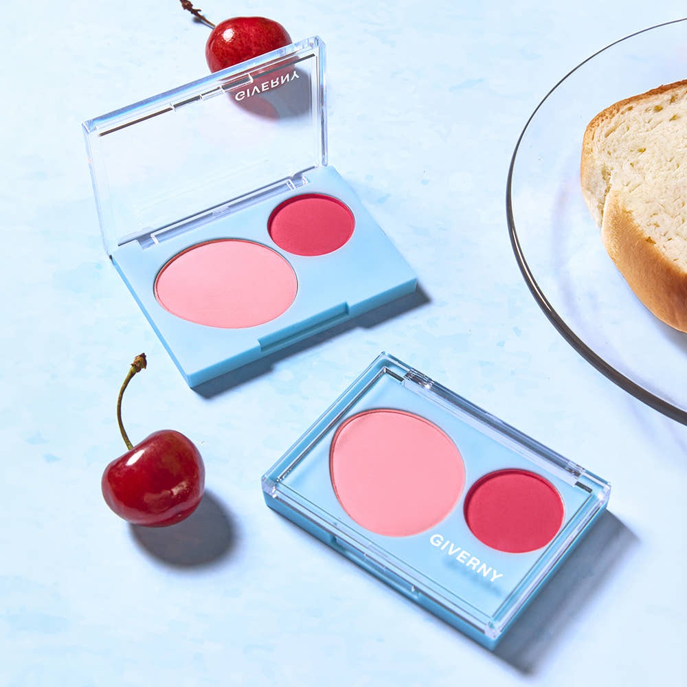 GIVERNY Fluffy Dual Blusher 7.4g, photo produit marque GIVERNY, duo blush rose dans boîtiers transparents sur fond bleu