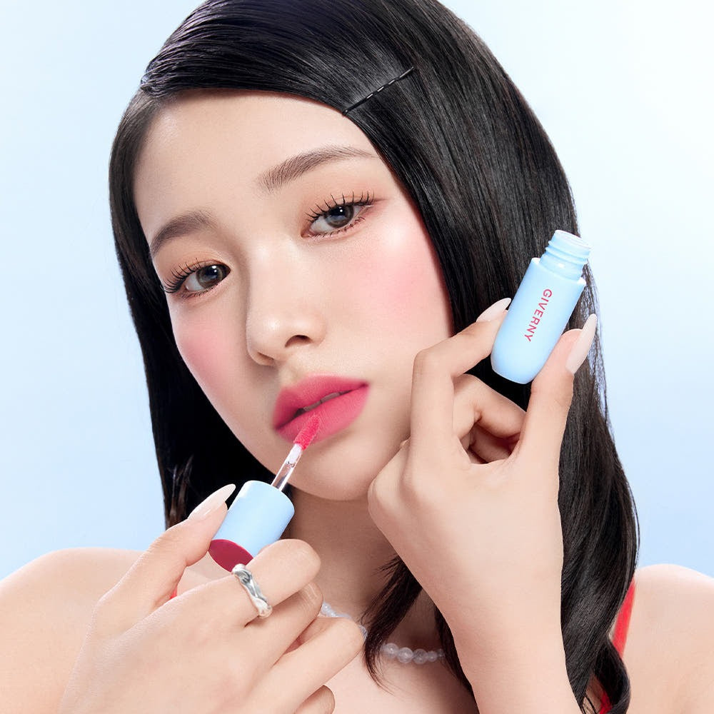 GIVERNY Fluffy Sheer Tint 3.5g de la marque GIVERNY, maquillage lèvres et produit cosmétique sur fond clair