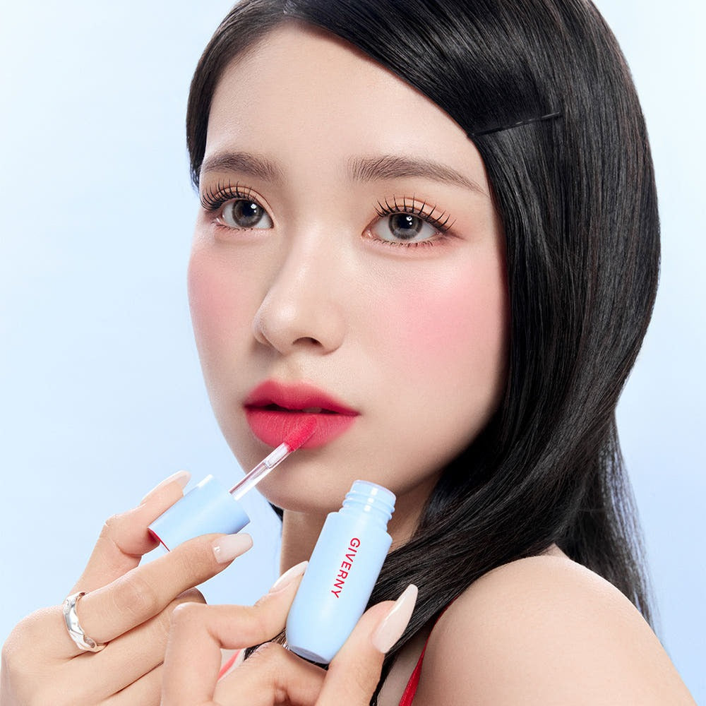 GIVERNY Fluffy Sheer Tint 3.5g, flacon bleu et femme maquillée portant un rouge à lèvres, fond clair.