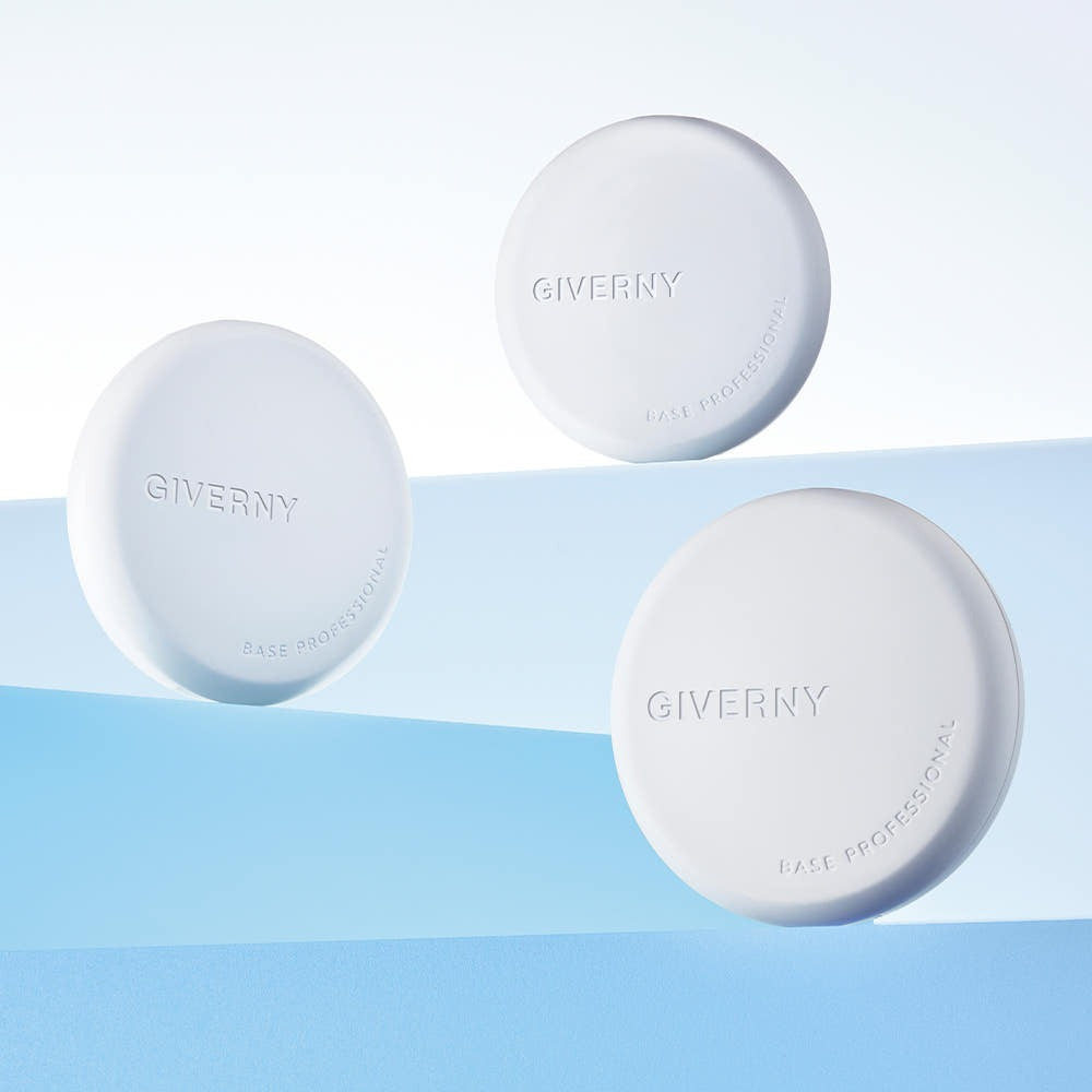 GIVERNY Milchak Setting Powder 6g, pots blancs sur fond bleu clair, mise en scène maquillage de la marque GIVERNY