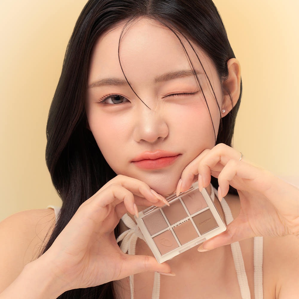 GIVERNY Soft Eye Palette 6-Color 5g (3 Colors) : palette maquillage yeux GIVERNY en main, portrait maquillage nude.