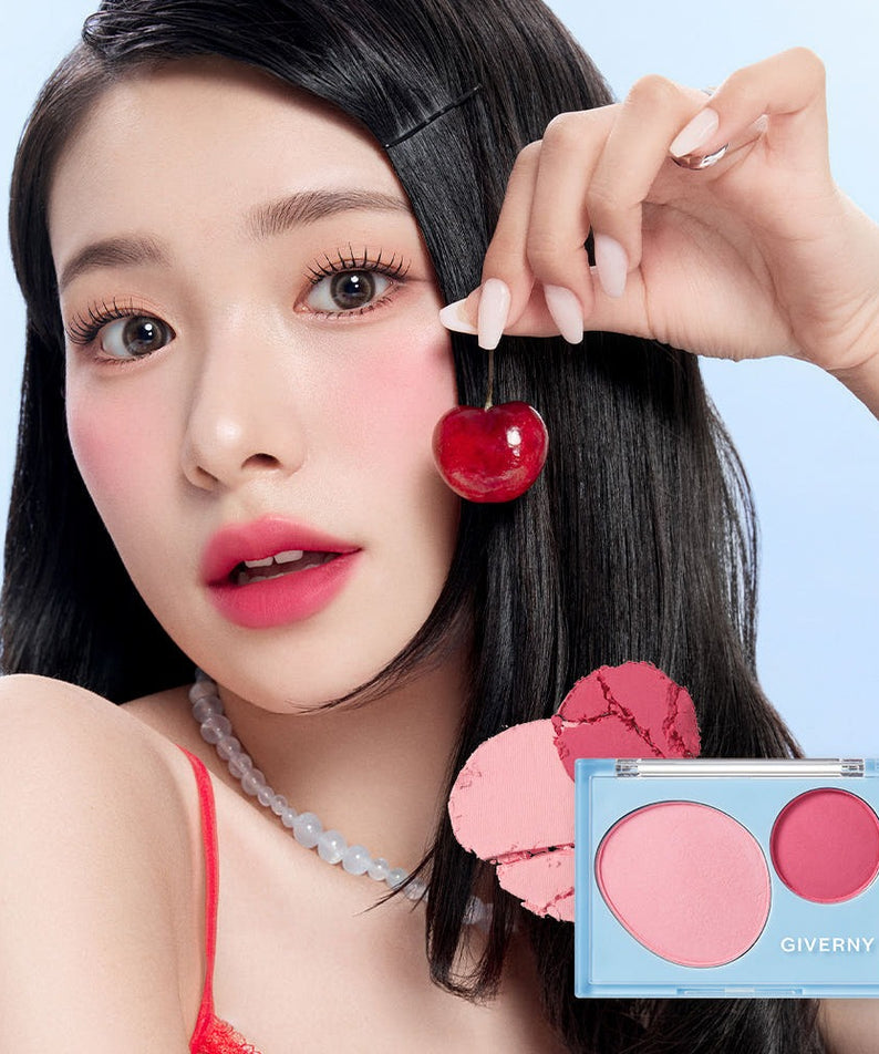 Femme souriante avec cerise, maquillée avec le GIVERNY Fluffy Dual Blusher 7.4g, emballage du produit en bas à droite.