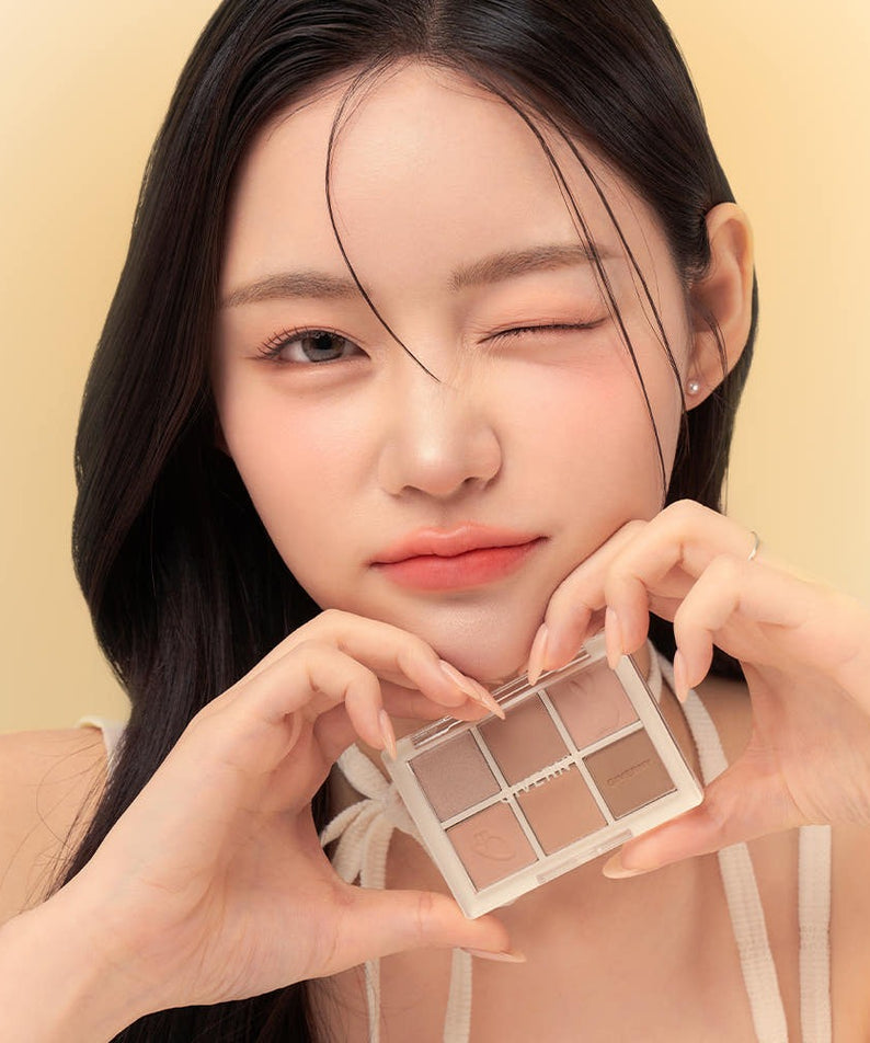 Femme montrant la GIVERNY Soft Eye Palette 6-Color 5g (3 Colors), maquillage doux et élégant pour les yeux.