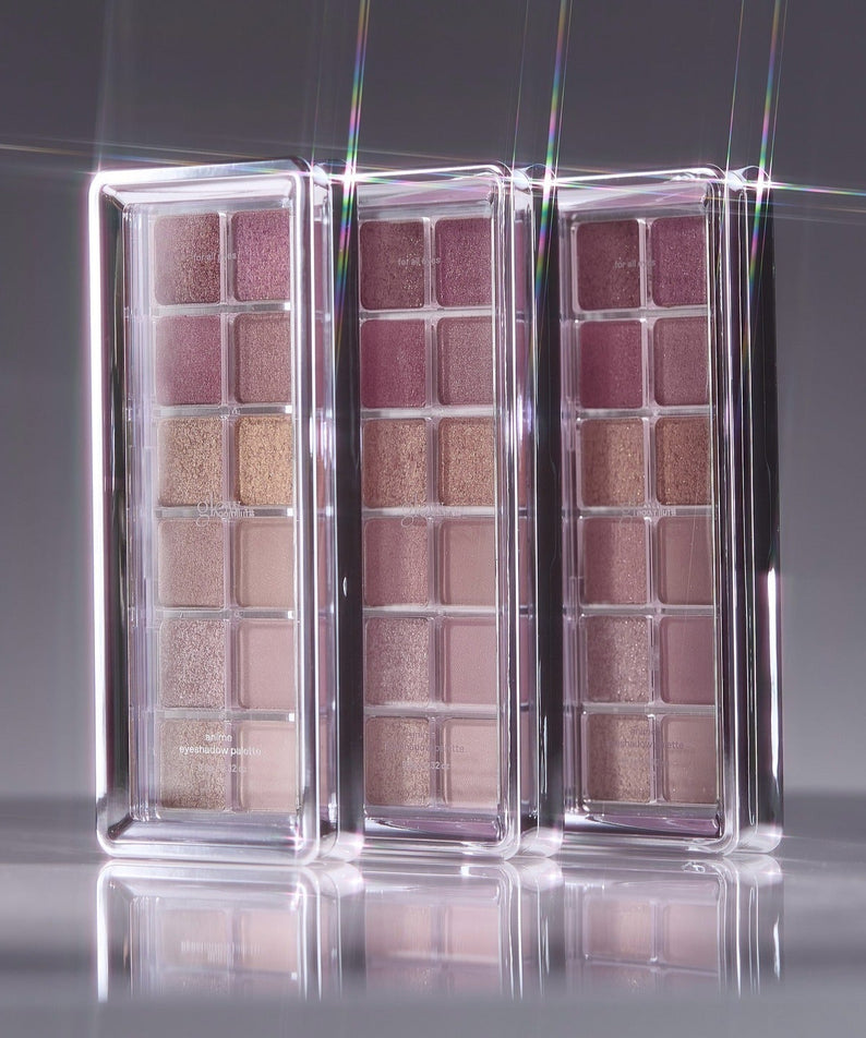 GLOW Anime Eyeshadow Palette, palette de maquillage illuminée, beiges et bruns, sur fond violet, marque GLOW, vue produit