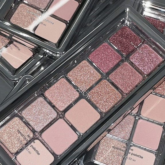 GLOW Anime Eyeshadow Palette, palette d’ombres rose et glitter, vue en gros plan, maquillage en studio, marque GLOW.