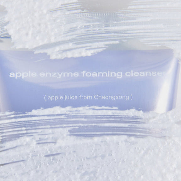 GLOW Apple Enzyme Cleansing Foam 110g, mousse nettoyante à l’extrait de pomme, flacon sur fond bleu clair, vue produit.
