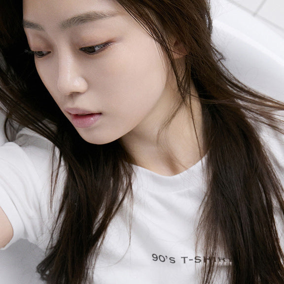 GLOW Apple Enzyme Cleansing Foam 110g : tube et mousse, jeune femme en salle de bain, ambiance clean.