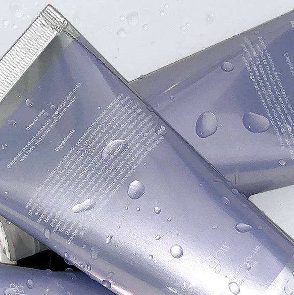 GLOW Apple Enzyme Cleansing Foam 110g de la marque GLOW sur emballages, fond blanc avec gouttes d’eau, visuel produit.