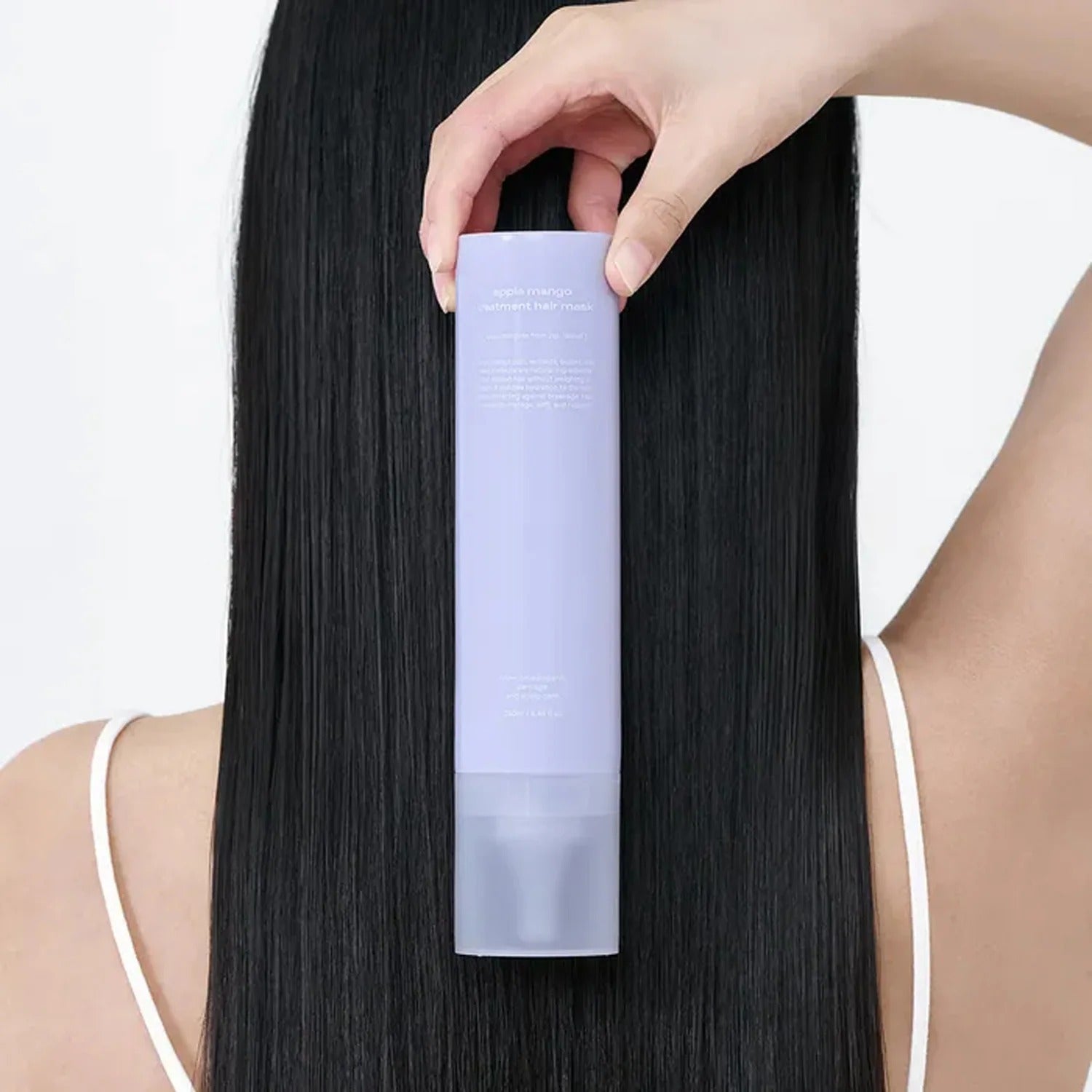 GLOW Apple Mango Hair Treatment 250ml, flacon de soin sur cheveux lisses, photo produit marque GLOW, fond clair