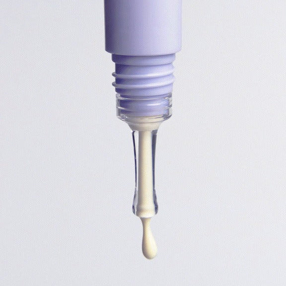 GLOW Apple Retinol Eye Cream 15ml, tube crème contour des yeux GLOW, texture lisse en goutte sur fond clair.