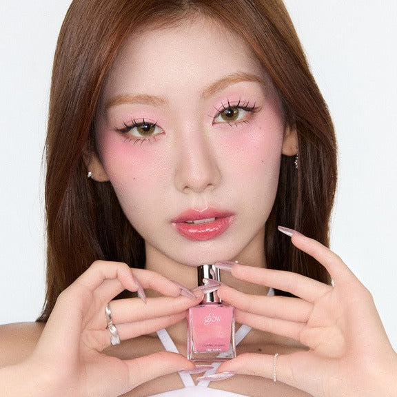 GLOW Cocktail Oil Blusher 7.5g, marque GLOW, maquillage glow sur visage, modèle en gros plan, fond clair.