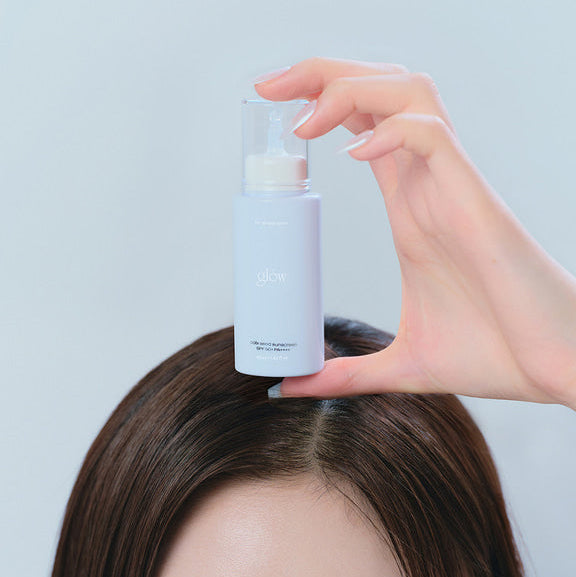 GLOW Yulmu Sunscreen SPF 50+ PA++++ 42ml de la marque GLOW, main tenant le tube devant un visage en studio