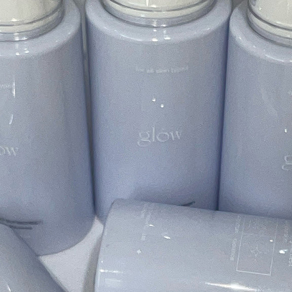 GLOW Yulmu Sunscreen SPF 50+ PA++++ 42ml, tubes GLOW bleus en vitrine, contexte cosmétique en gros plan.