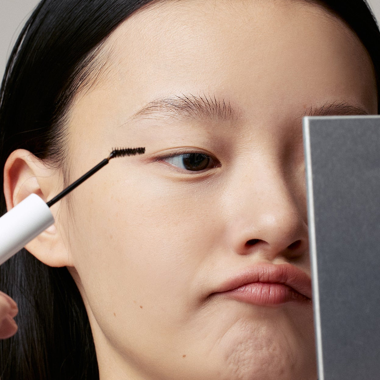 GLPHYO Eyebrow Fixing Cara 5g : application du mascara fixant sur des sourcils, gros plan marque GLPHYO, beauté.