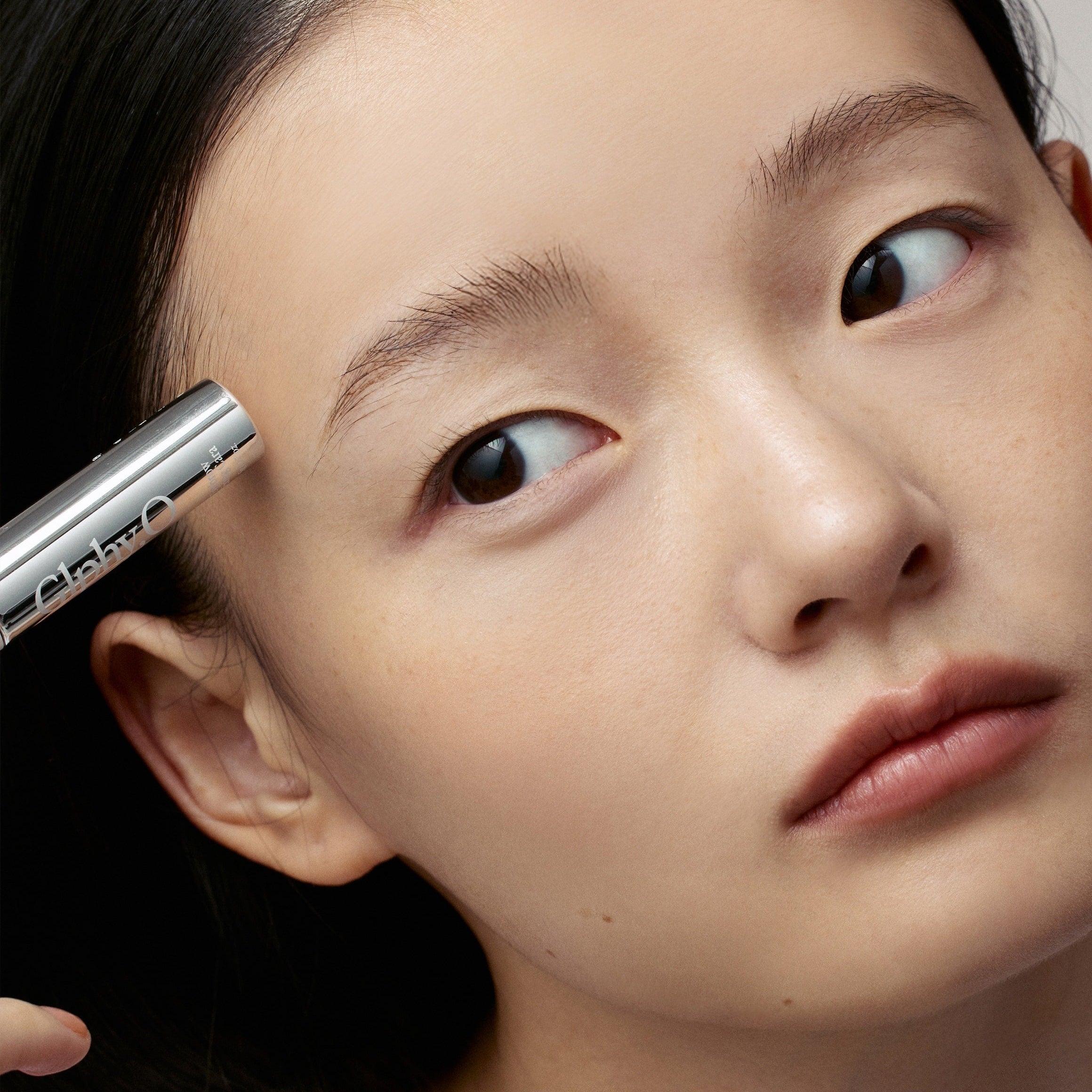 GLPHYO Eyebrow Fixing Cara 5g de la marque GLPHYO, appliqué pour fixer les sourcils sur un visage en gros plan