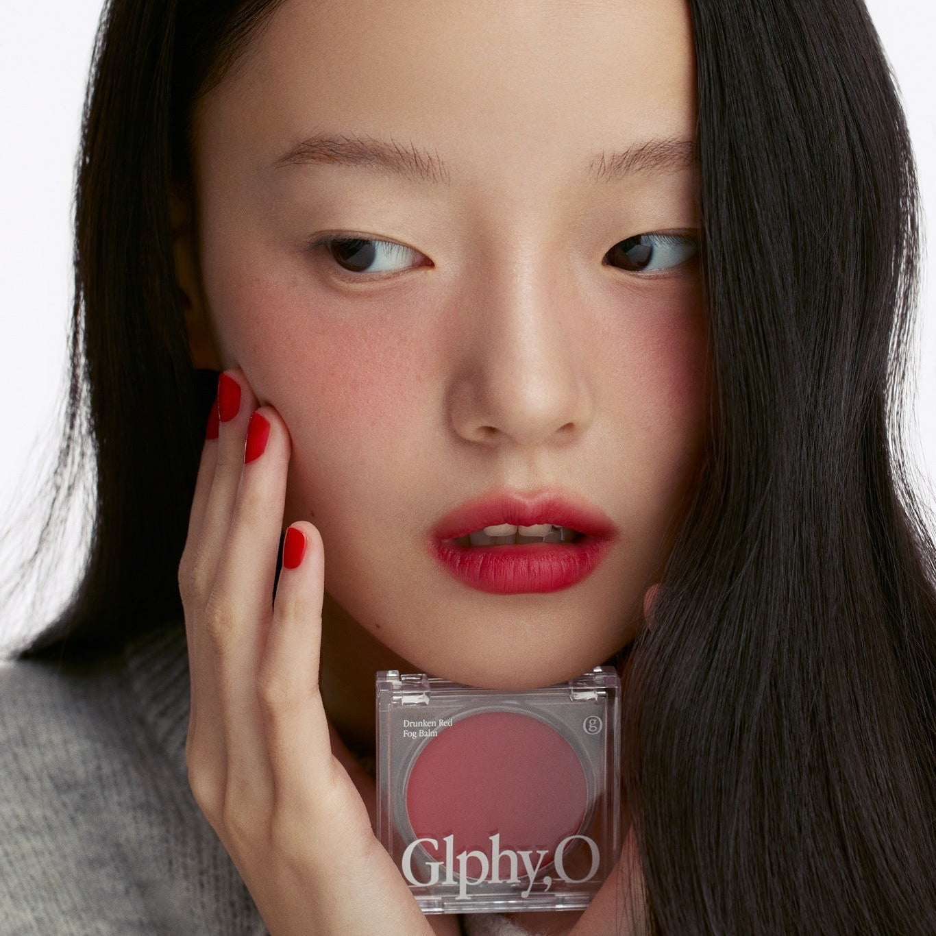 GLPHYO Fog Balm3.2g de la marque GlphyO, maquillage lèvres et main sur visage, contexte beauté en gros plan.