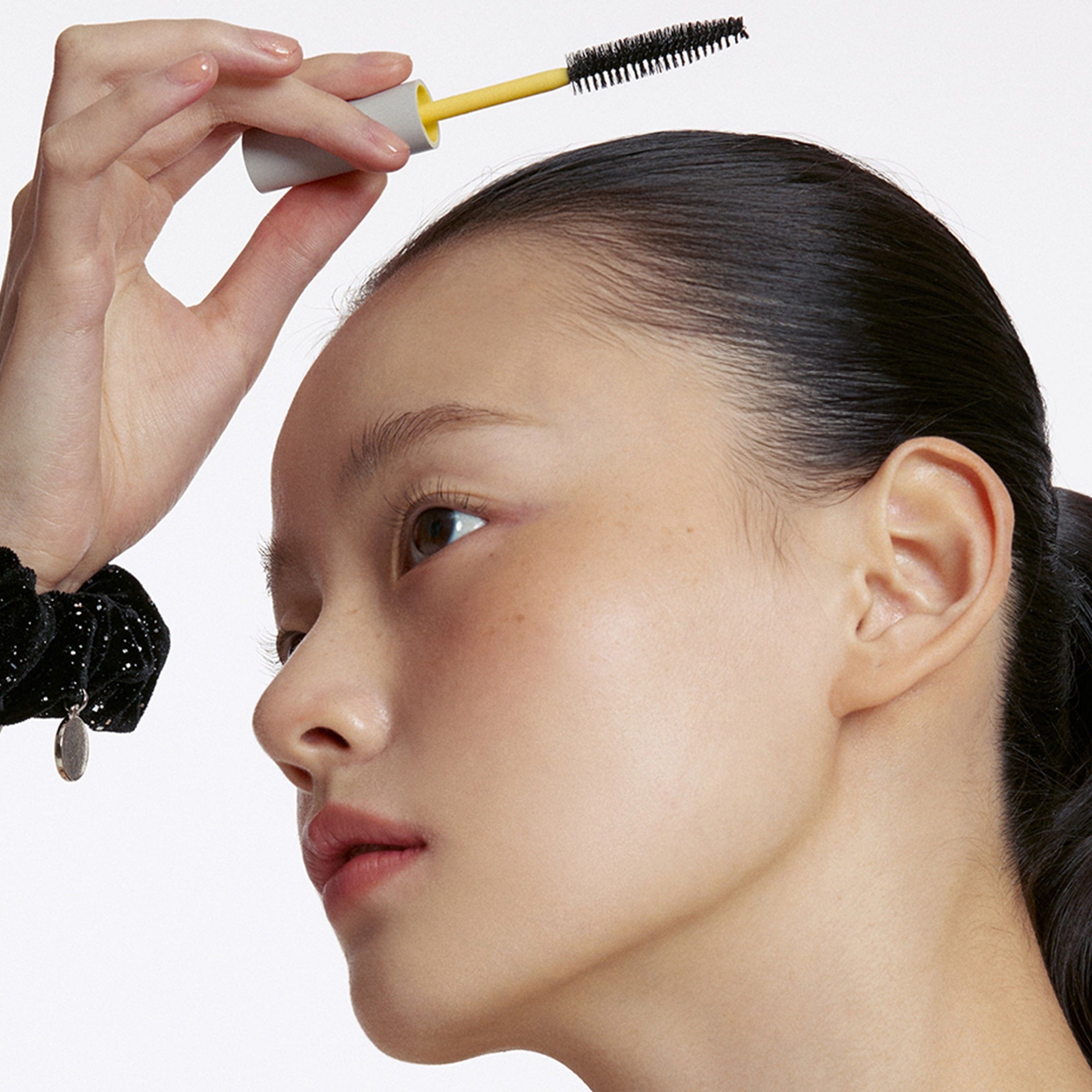 GLPHYO Hair Fixing Cara 12g, marque GLPHYO, description en français : application sur cheveux avec brosse, fond clair.