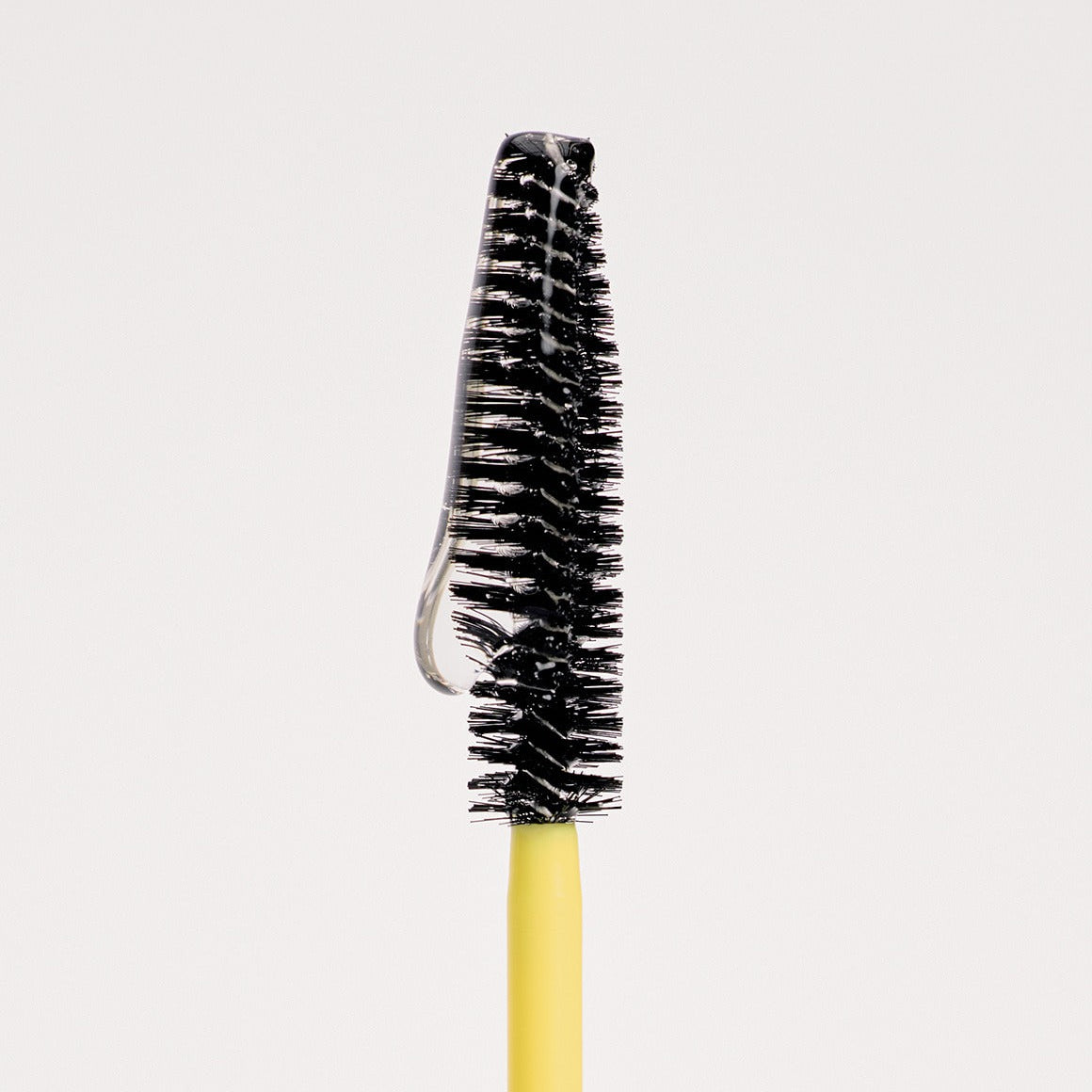 GLPHYO Hair Fixing Cara 12g, marque GLPHYO, brosse mascara pour cheveux sur fond clair, gros plan.