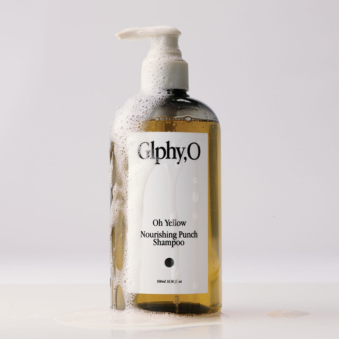 GLPHYO Oh Yellow Nourishing Punch Shampoo 300ml de la marque GlphyO, bouteille dorée sur fond clair, vue produit.
