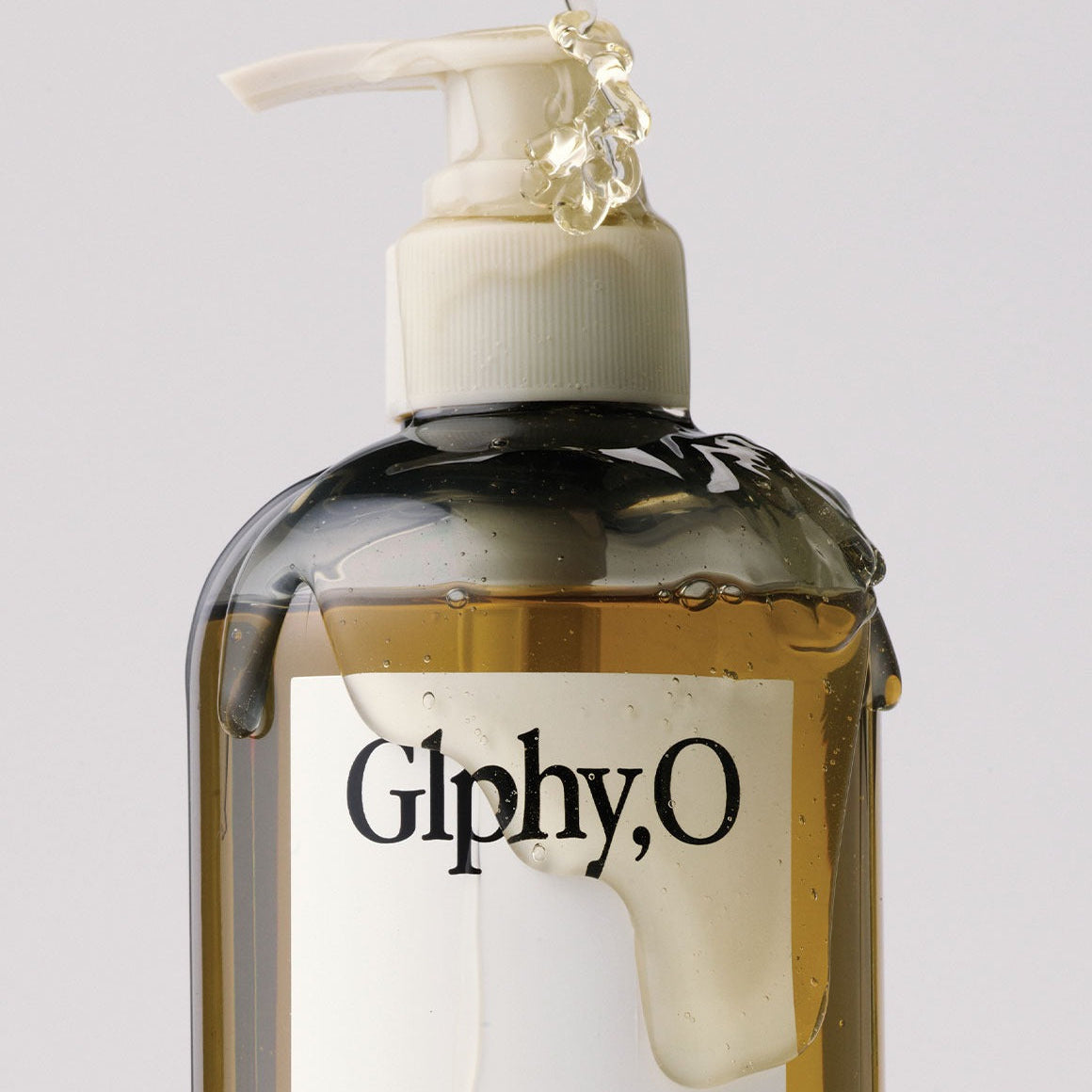 GLPHYO Oh Yellow Nourishing Punch Shampoo 500ml : flacon pompe Glphy.O jaune, gros plan sur fond clair.