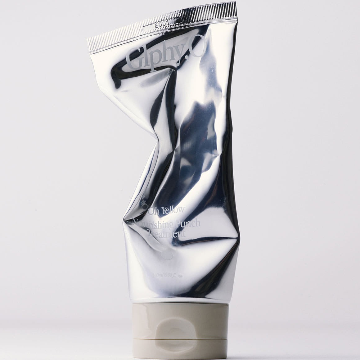 GLPHYO Oh Yellow Nourishing Punch Treatment 180ml, tube cosmétique argenté sur fond clair, marque GLPHYO en gros plan.