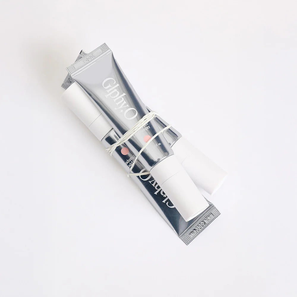 GLPHYO Pink Pepper Lip Plumper 10ml de la marque GLPHYO sur fond blanc, tube rose et argent, gros plan.