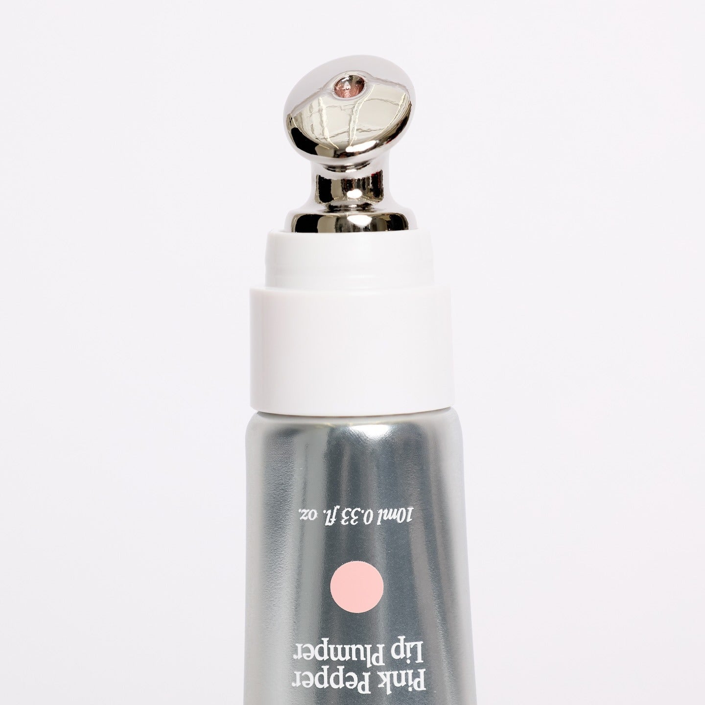 GLPHYO Pink Pepper Lip Plumper 10ml de la marque GLPHYO, gros plan sur flacon blanc et bouchon argent, fond clair.