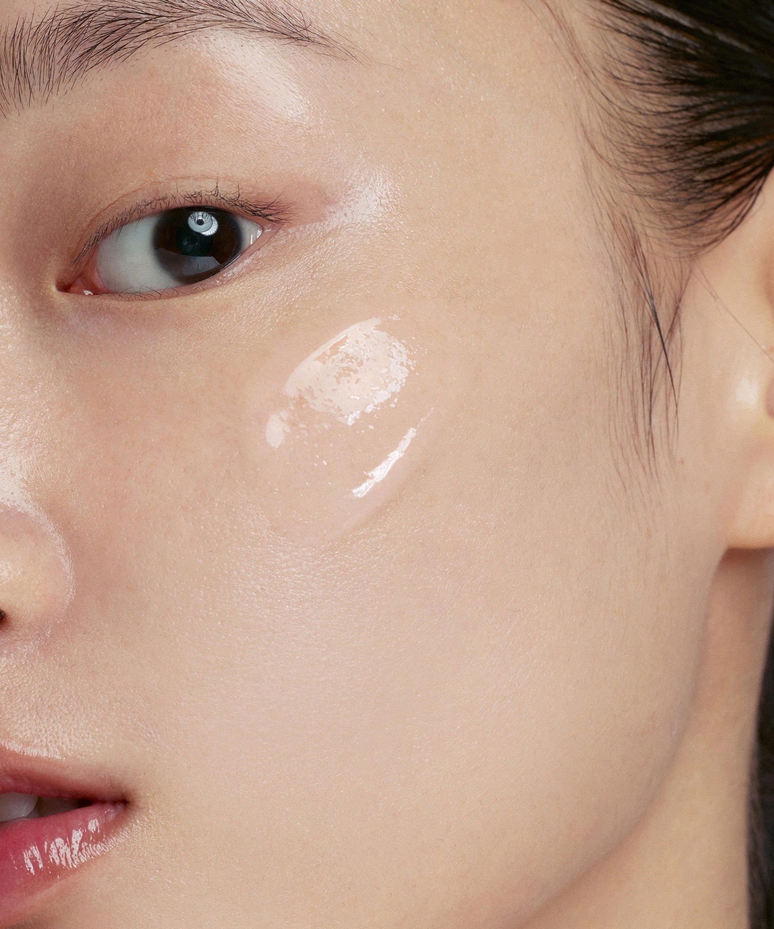 GLPHYO Skin Fit Rolling Base 40ml de la marque GLPHYO, maquillage sur peau éclatante, produit en contexte visuel beauté.
