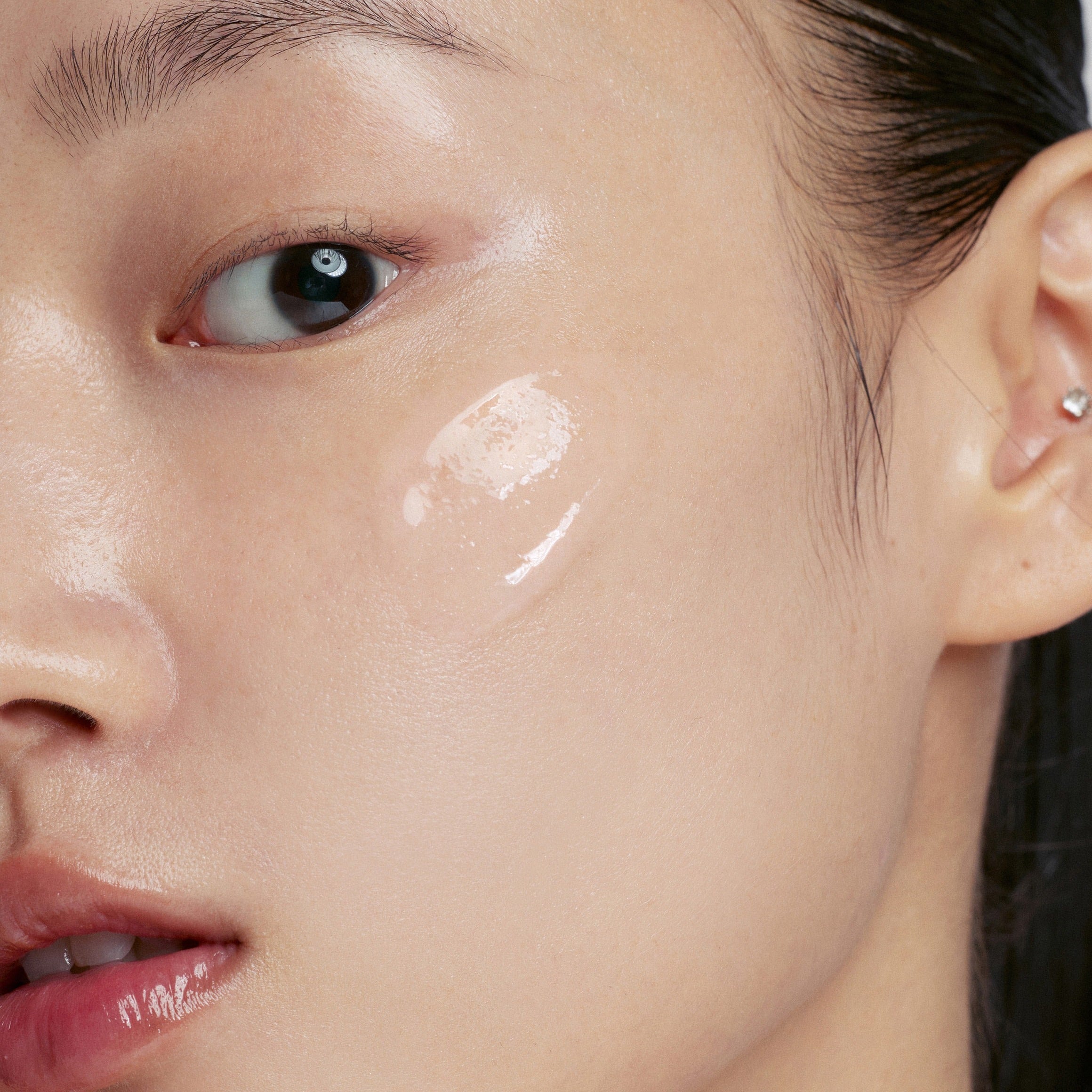 GLPHYO Skin Fit Rolling Base 40ml de la marque GLPHYO, maquillage sur peau éclatante, produit en contexte visuel beauté.
