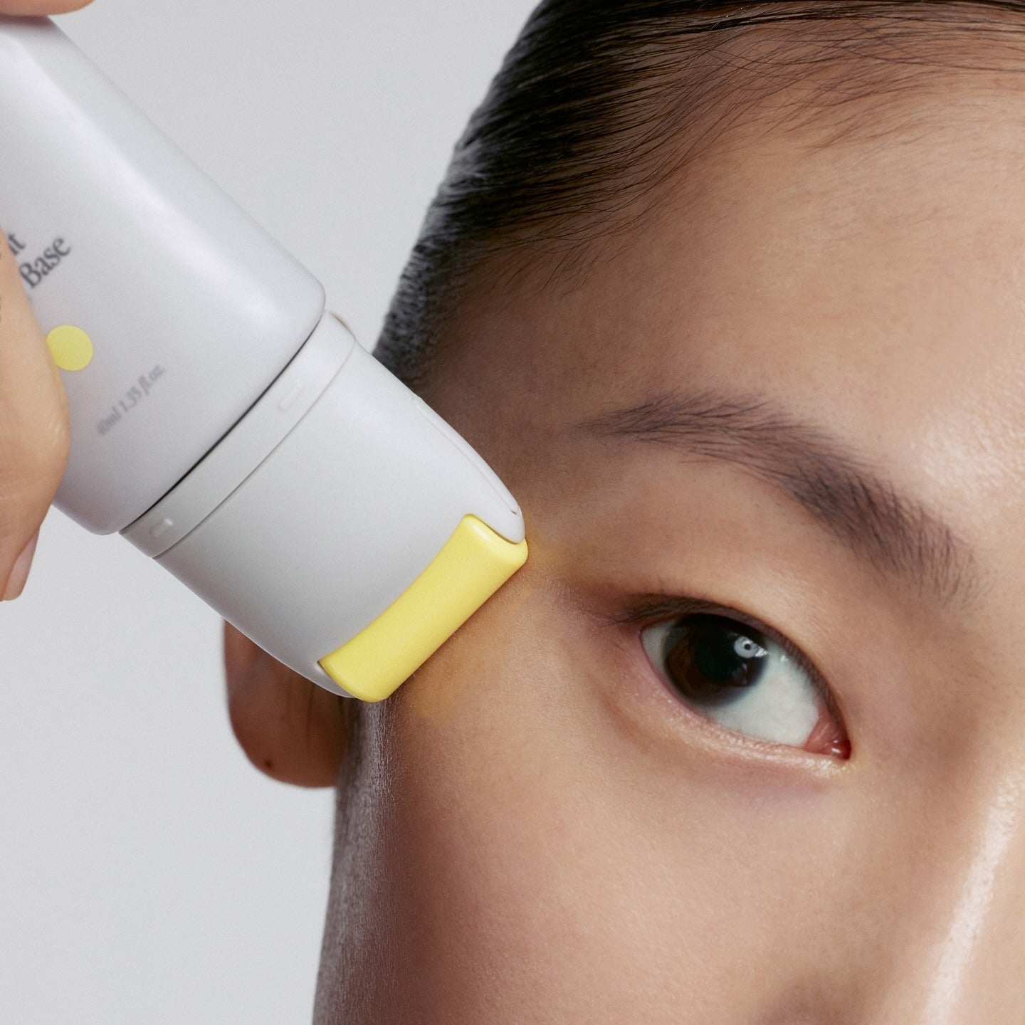 GLPHYO Skin Fit Rolling Base 40ml : application du produit sur le visage, rouleau, gros plan, peau en soin, marque GLPHYO.