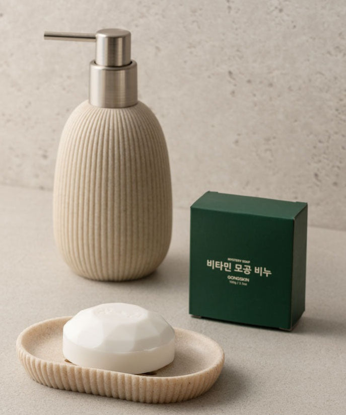 GONGSKIN  Aloe Vitamin C Pore Soap 100g, savon sur socle avec aloe et boîtier vert, décor salle de bain minimaliste.