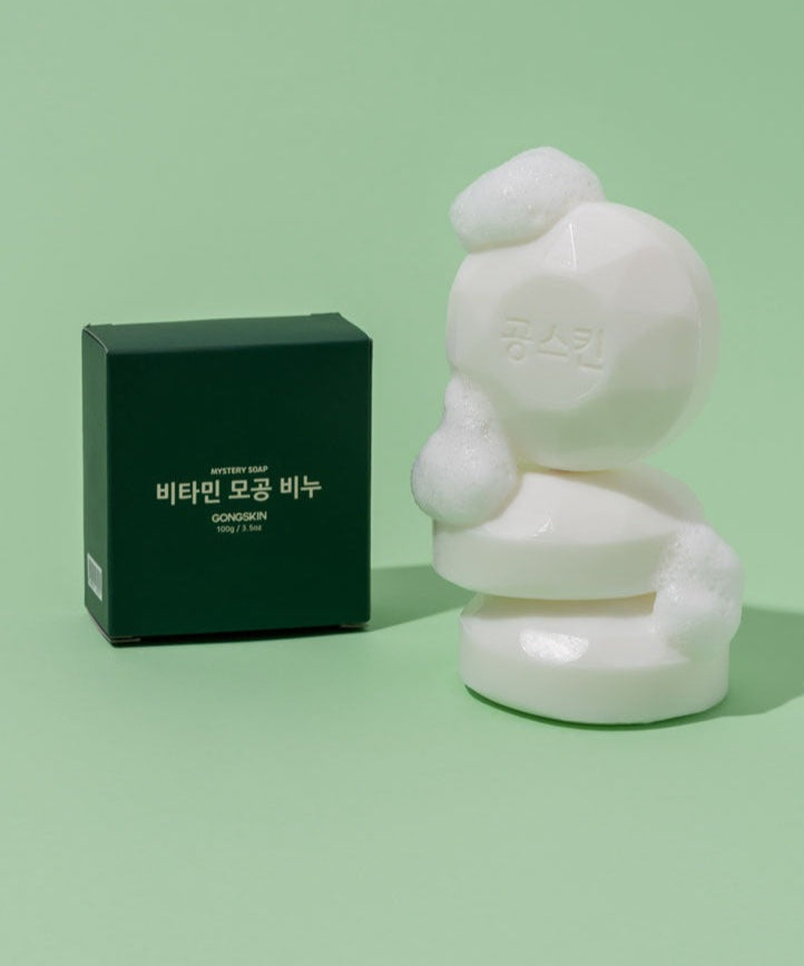 GONGSKIN  Aloe Vitamin C Pore Soap 100g, marque GONG SKIN : savon moussant sur fond vert, boîte à côté, prise produit.