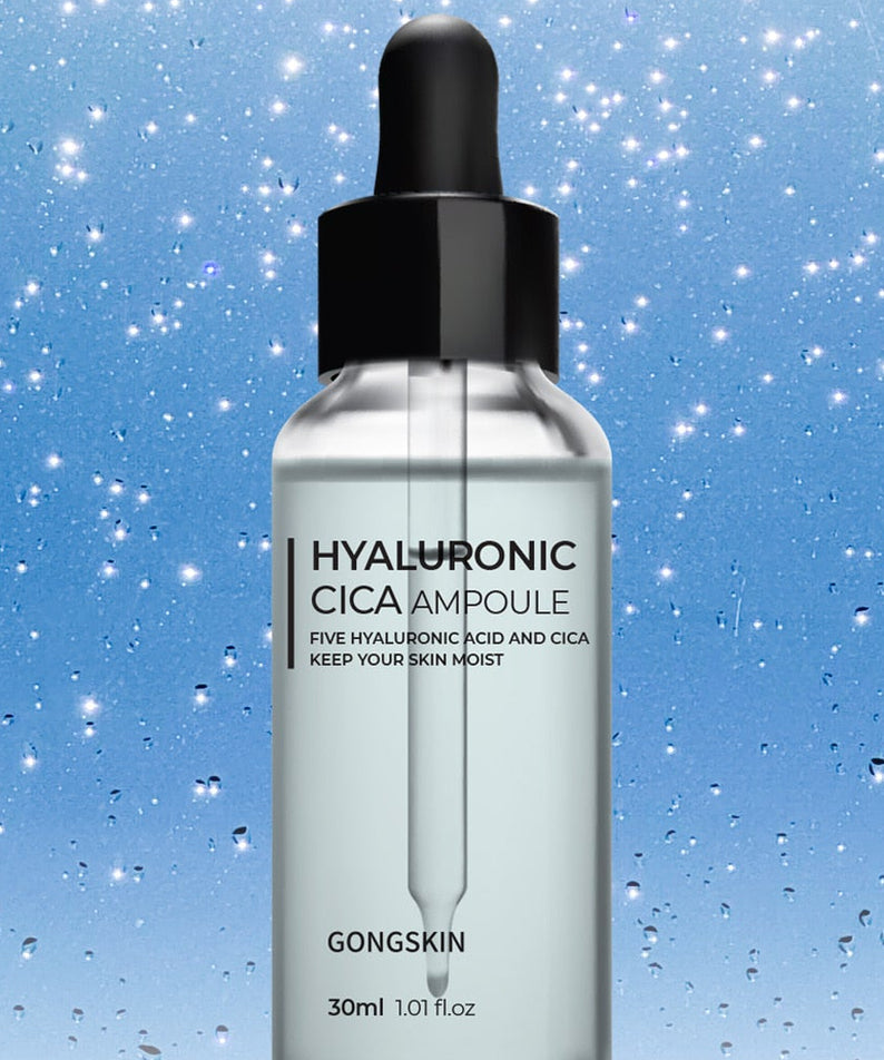GONGSKIN Hyaluronic Cica Ampoule 30ml, flacon sur fond bleu scintillant, gouttes d’eau et ambiance soin visage