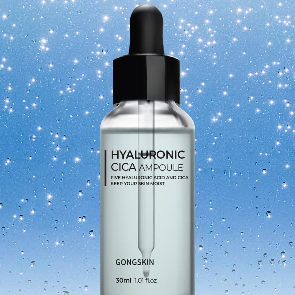 GONGSKIN Hyaluronic Cica Ampoule 30ml, flacon sur fond bleu scintillant, gouttes d’eau et ambiance soin visage