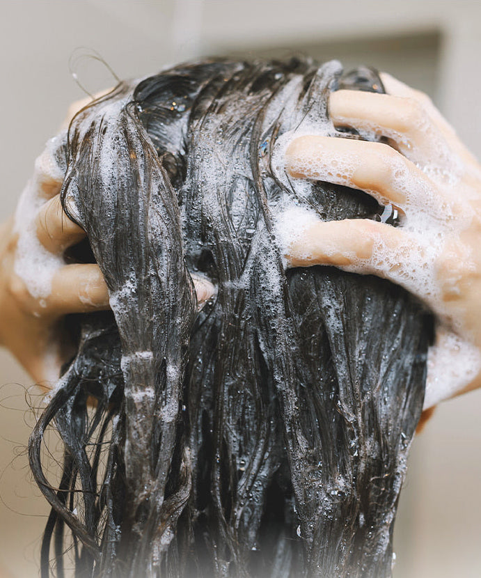 GONGSKIN Pantothenic Acid Hair Loss Shampoo 500ml : shampooing sur cheveux, mousse appliquée, marque en contexte visuel.