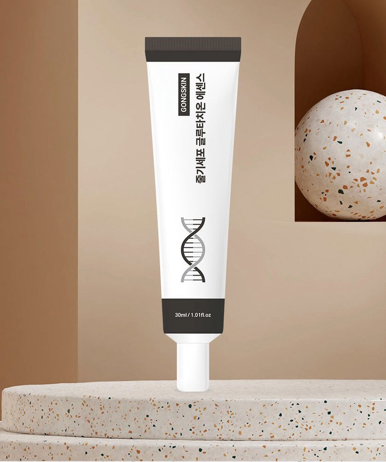 GONGSKIN Stem Cell Glutathione Essence 30ml : tube crème sur socle beige, fond chaleureux, contexte produit Gongskin.