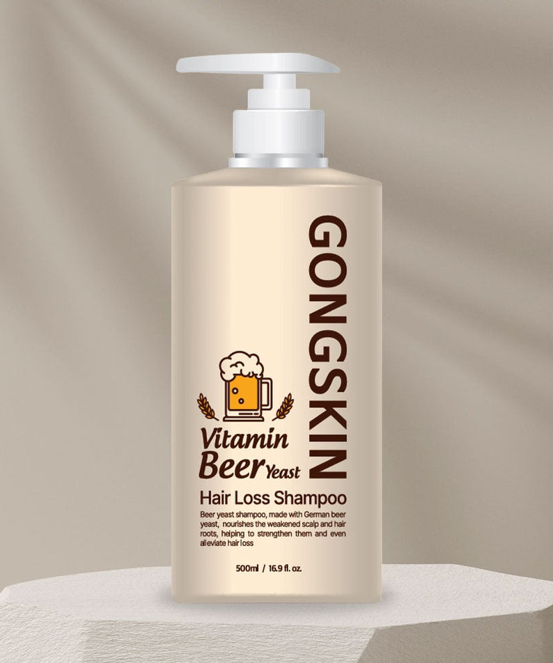 GONGSKIN Vitamin Beer Yeast Hair Loss Shampoo 500ml, bouteille blanche pompe, marque GONGSKIN sur fond beige minimaliste.